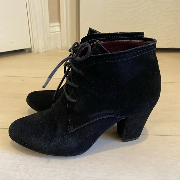 Bcbgeneration Black Suede Heeled Booties Ankle Boots Women's - Picture 4 of 7